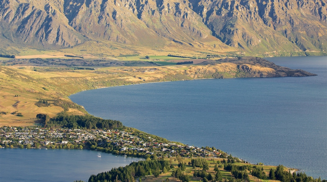 Kelvin Heights montrant petite ville ou village, montagnes et lac ou étang