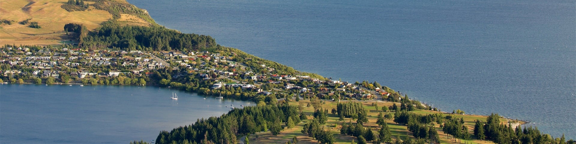 Kelvin Heights showing mountains, a small town or village and a lake or waterhole