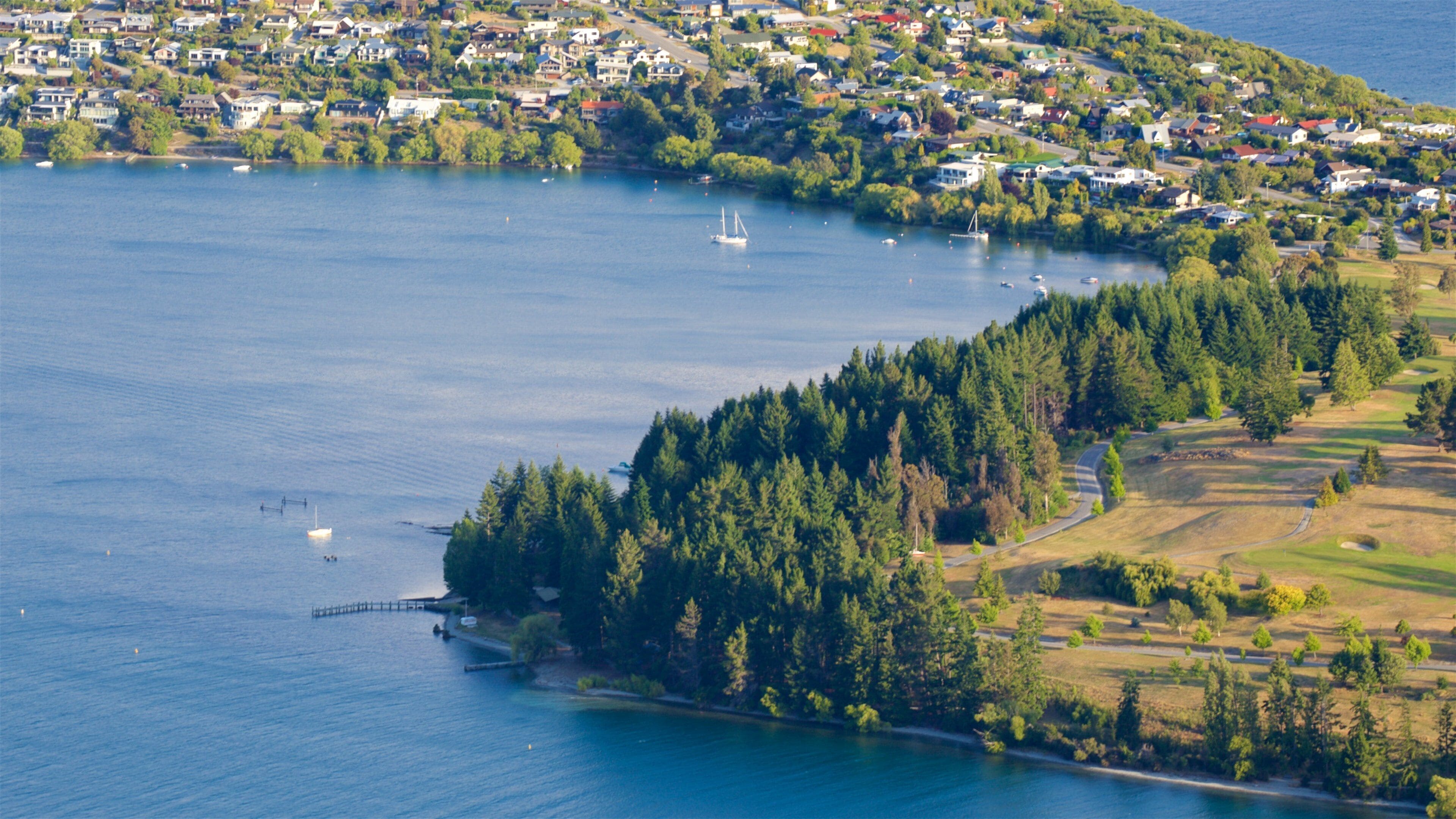 Kelvin Heights mettant en vedette petite ville ou village et lac ou étang