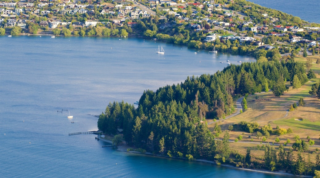 Kelvin Heights mettant en vedette petite ville ou village et lac ou étang