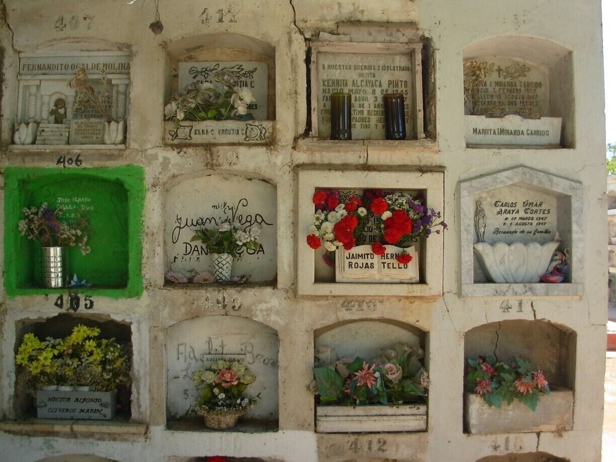 Antiguas tumbas del cementerio municipal