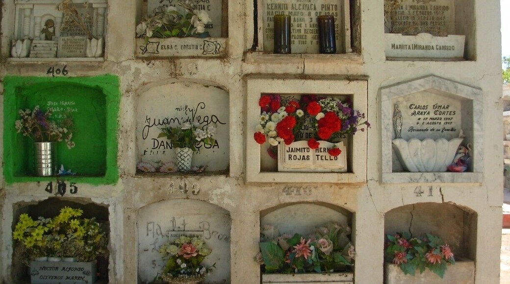 Antiguas tumbas del cementerio municipal