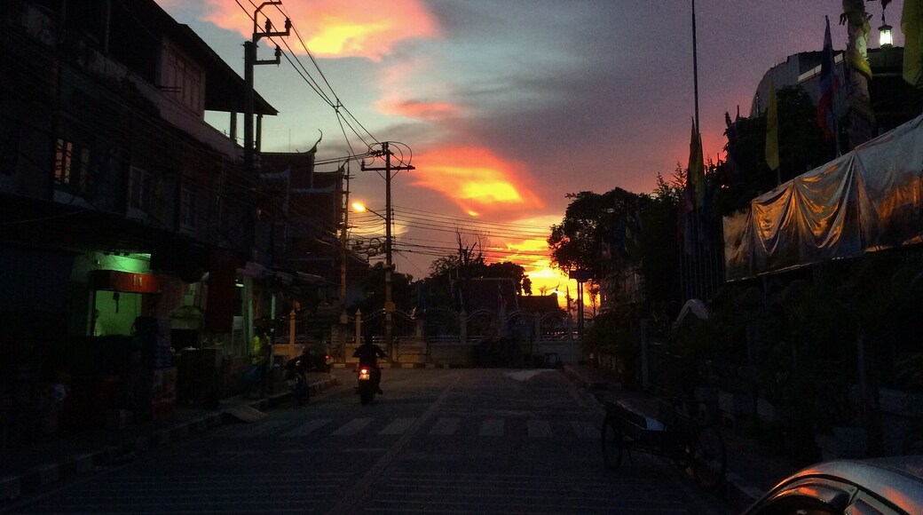 Bangkok surprised me this day after visiting Kho Kret island got a great sunset after getting back!