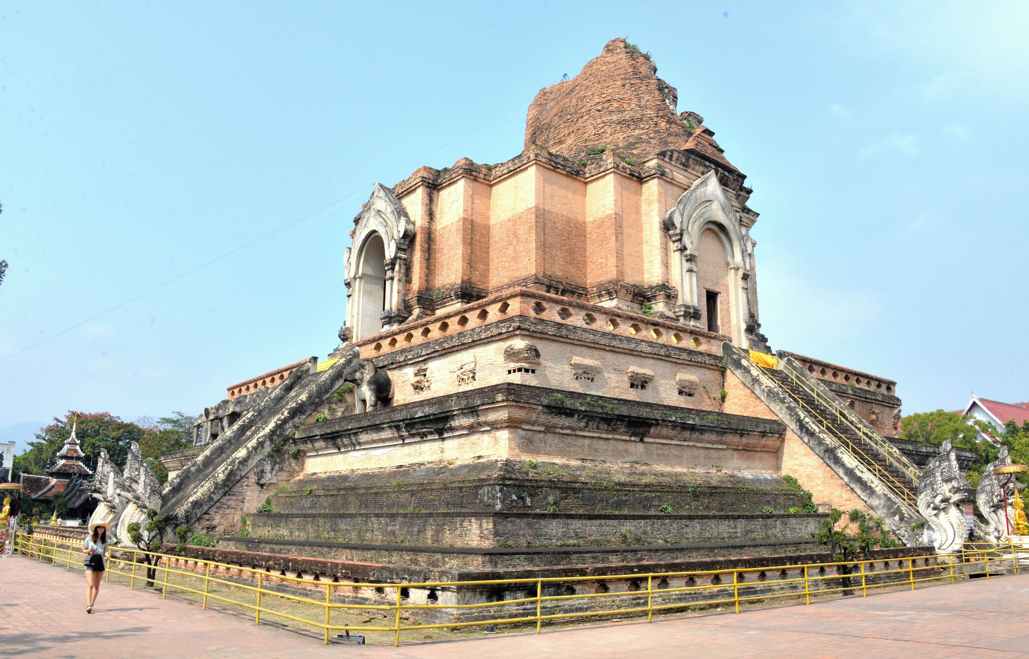 Chiang Mai, luštno mesto na severu tajske.  Umirjeno, zeleno in s tem templjem iz 14. stoletja v samem centru starega dela mesta. V davnih časih je bil visok kar 82 metrov, po potresu pa manjka 30 metrov vrha, pa še vseeno izgleda impozantno. Vreden obiska, podnevi in ponoči ...

#Thailand #NorthThailand #ChiangMai #Wat #ChediLuang 