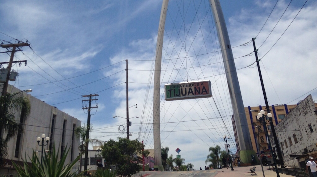 Icono en calle primera y Revolución