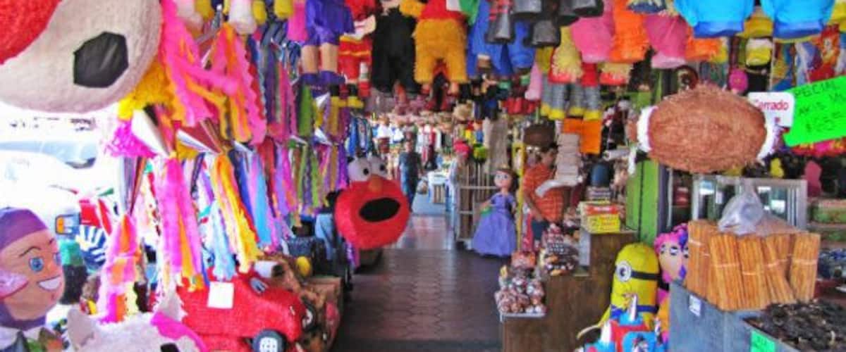 Piñata central at Mercado Hidalgo.