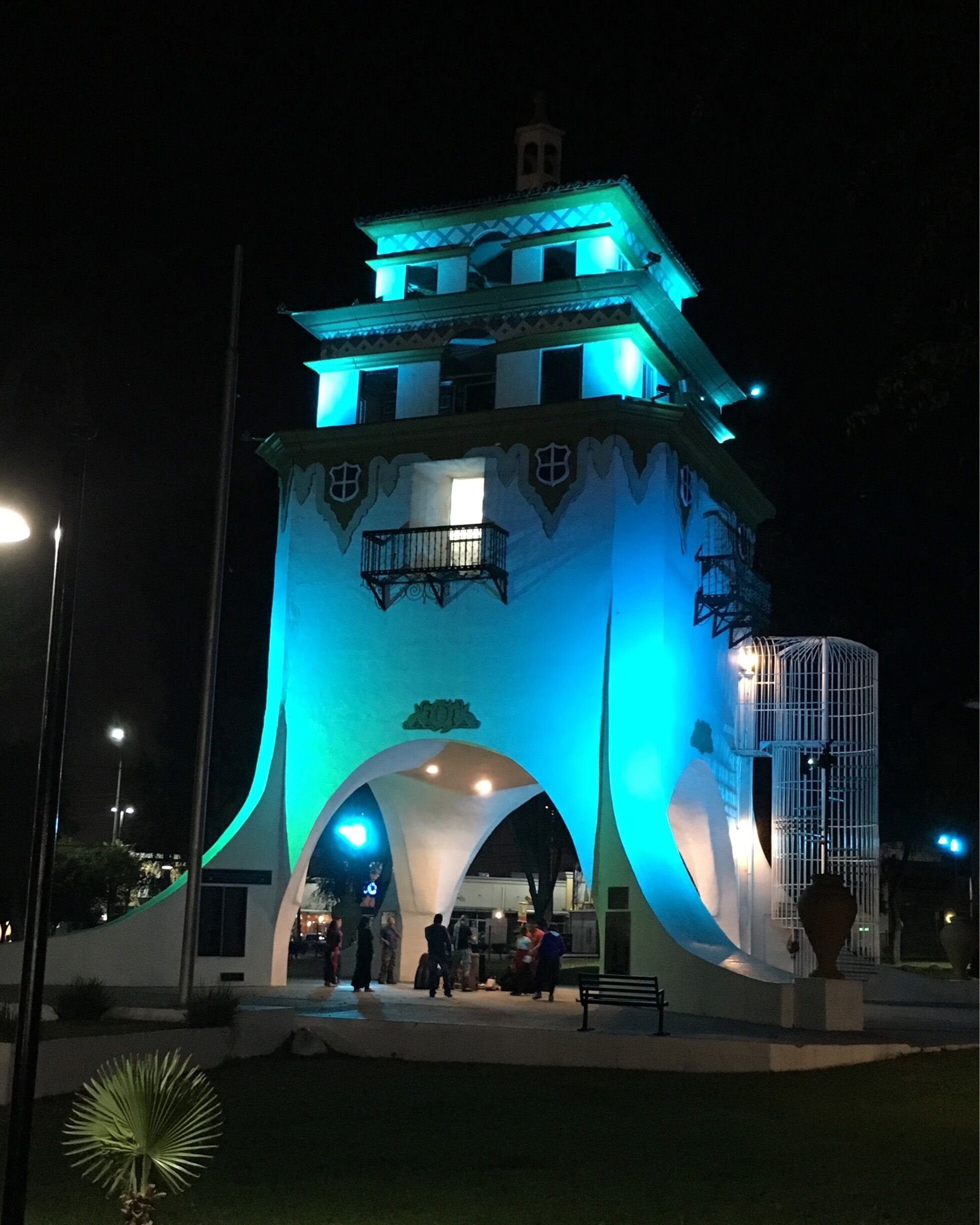 #tijuana , people dancing under the tower