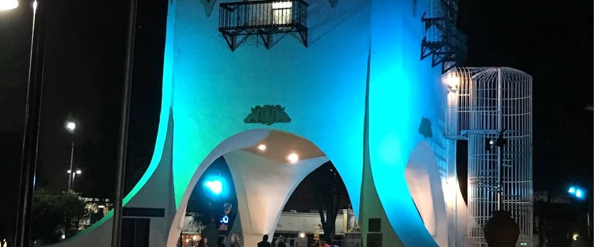 #tijuana , people dancing under the tower