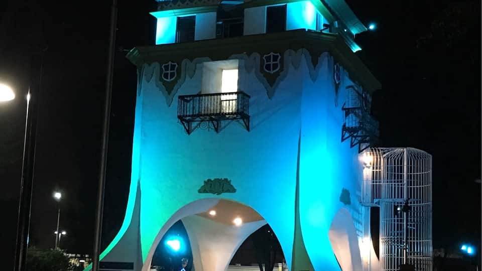 #tijuana , people dancing under the tower