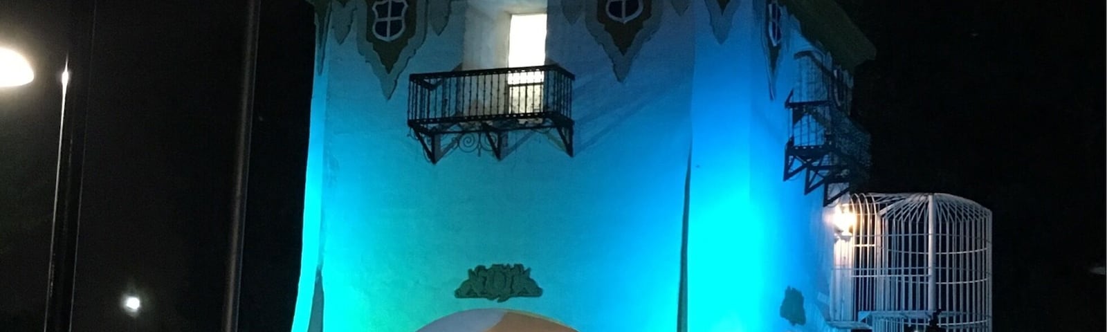#tijuana , people dancing under the tower