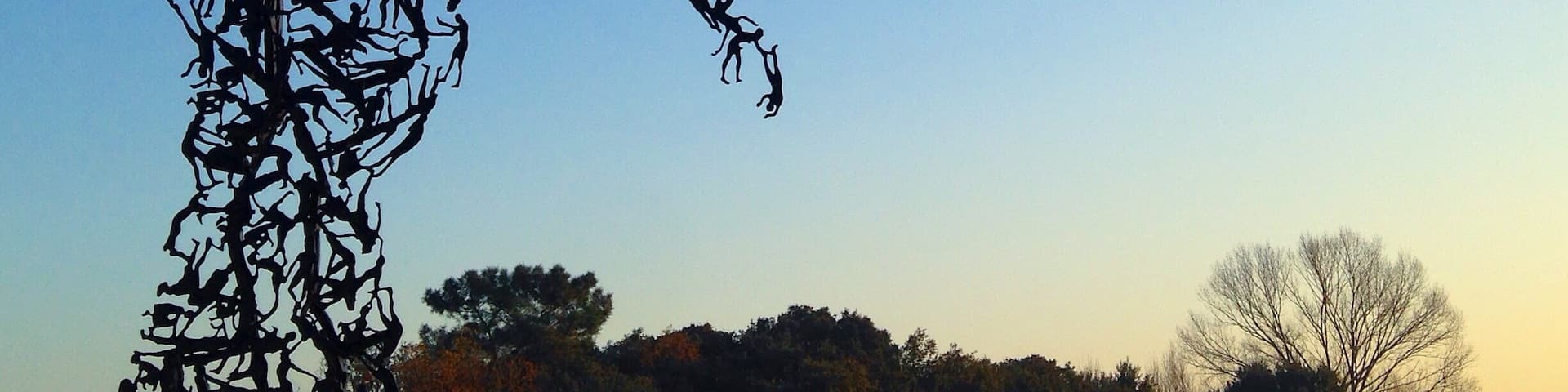 Follow me.
Asian peace garden with sculptures, lakes, pagodas, giant Buddha & terracotta soldiers.
More info: https://www.bacalhoa.pt/enoturismo/bacalhoa-buddha-eden