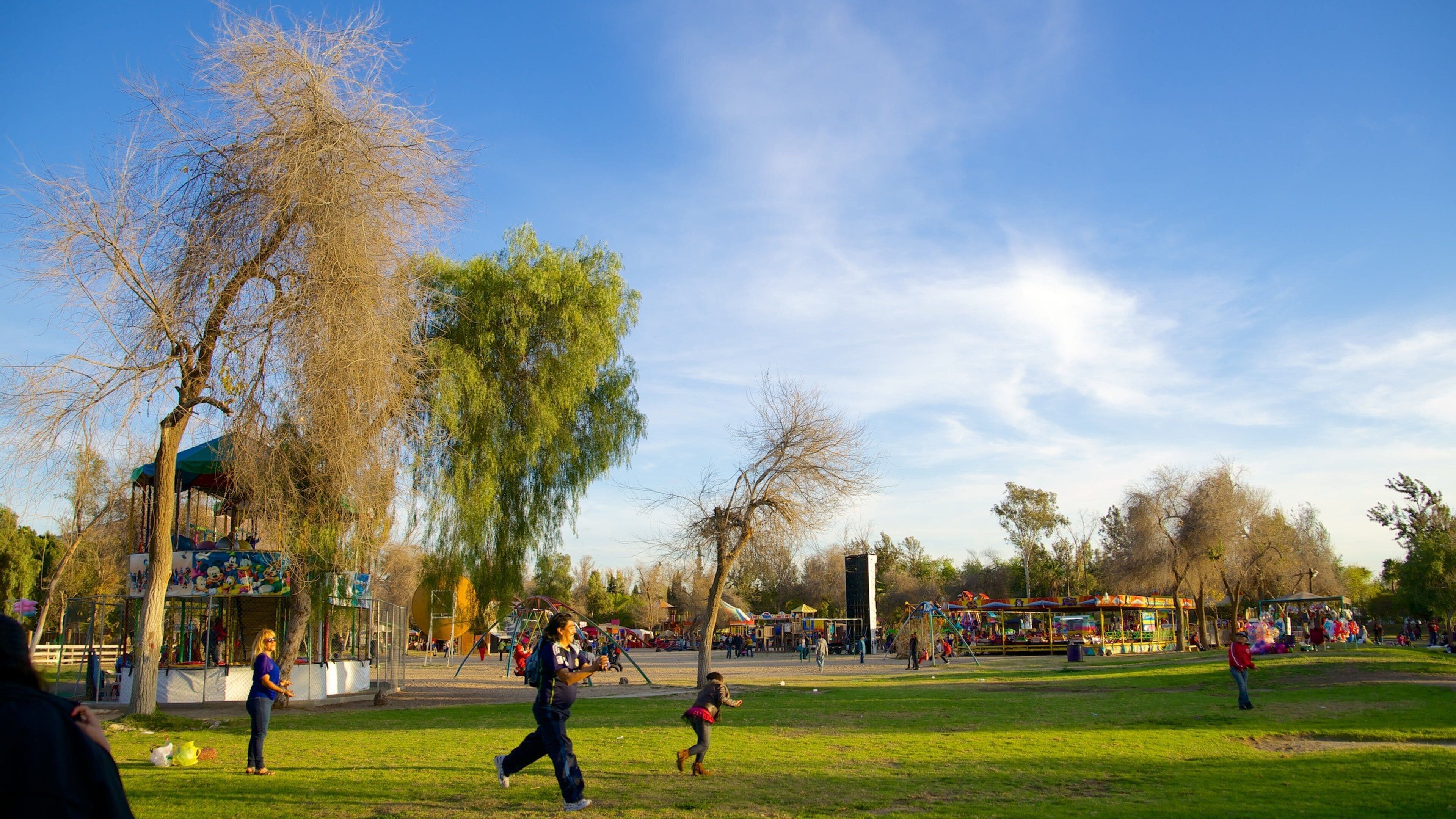 Parque Morelos fasiliteter samt landskap og park i tillegg til barn