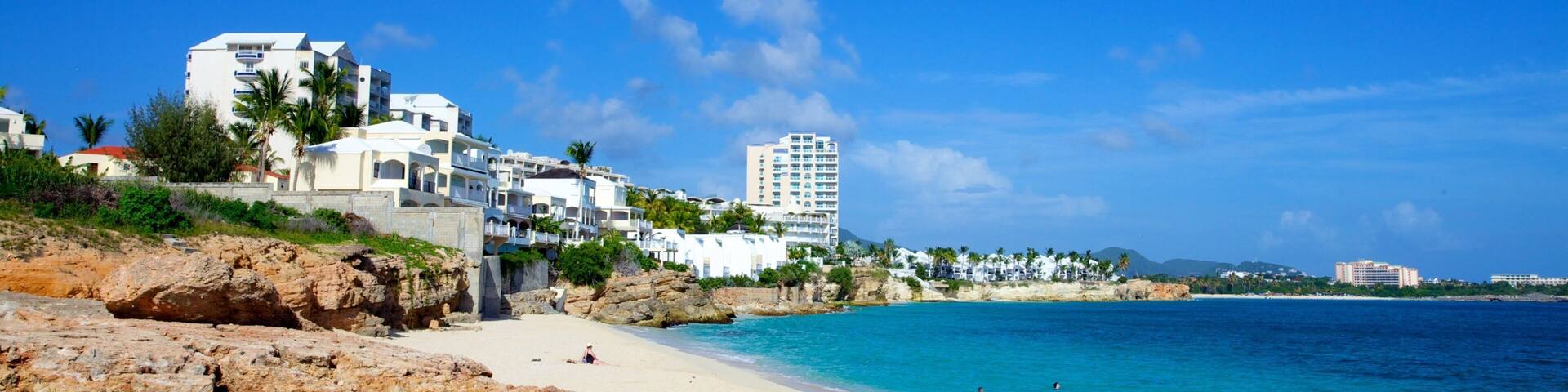 San Martín ofreciendo una ciudad costera y una playa