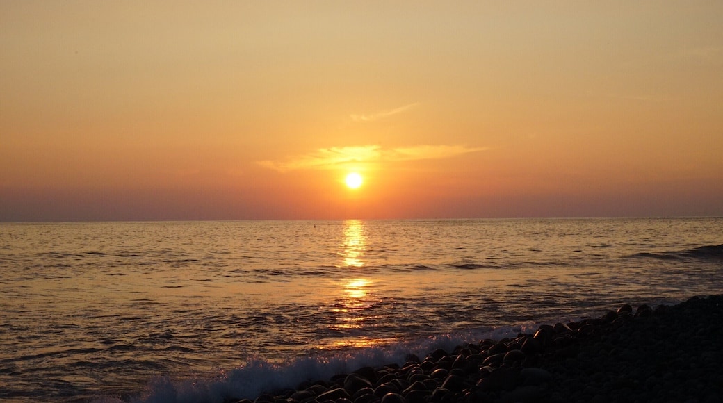 Caught this picture just as the sun was setting over the Pacific. #GoldenHour