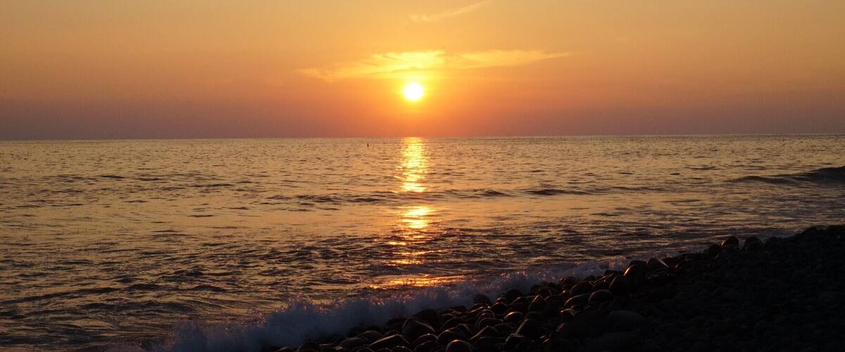 Caught this picture just as the sun was setting over the Pacific. #GoldenHour