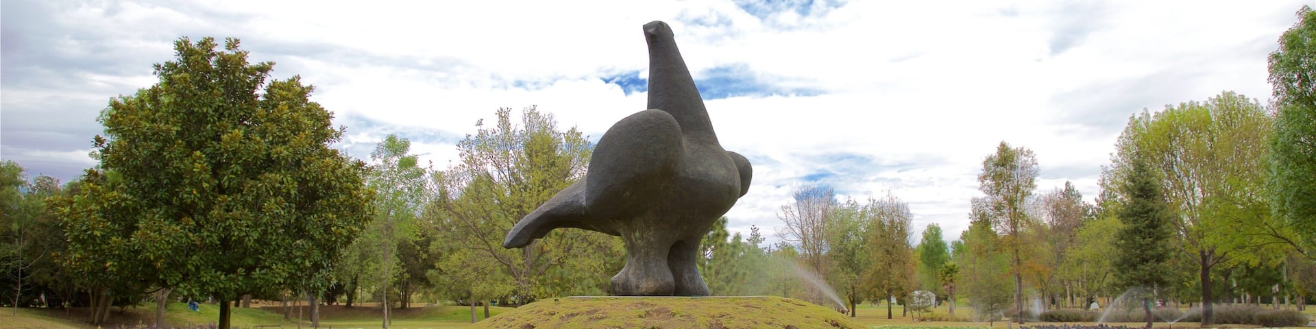 Xochitla mostrando un monumento, flores silvestres y un parque