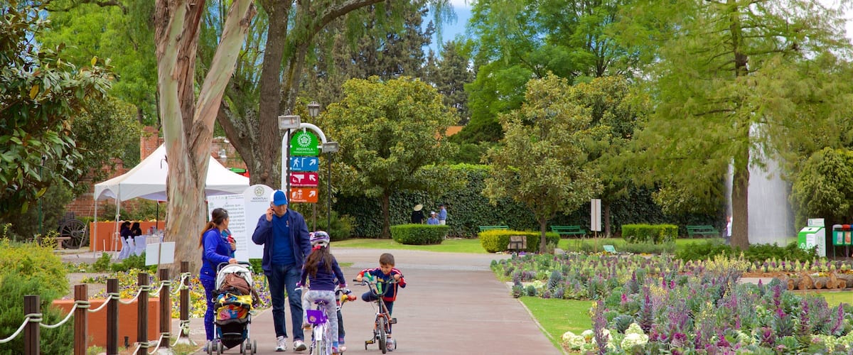 Xochitla das einen Wildblumen und Park sowie Familie