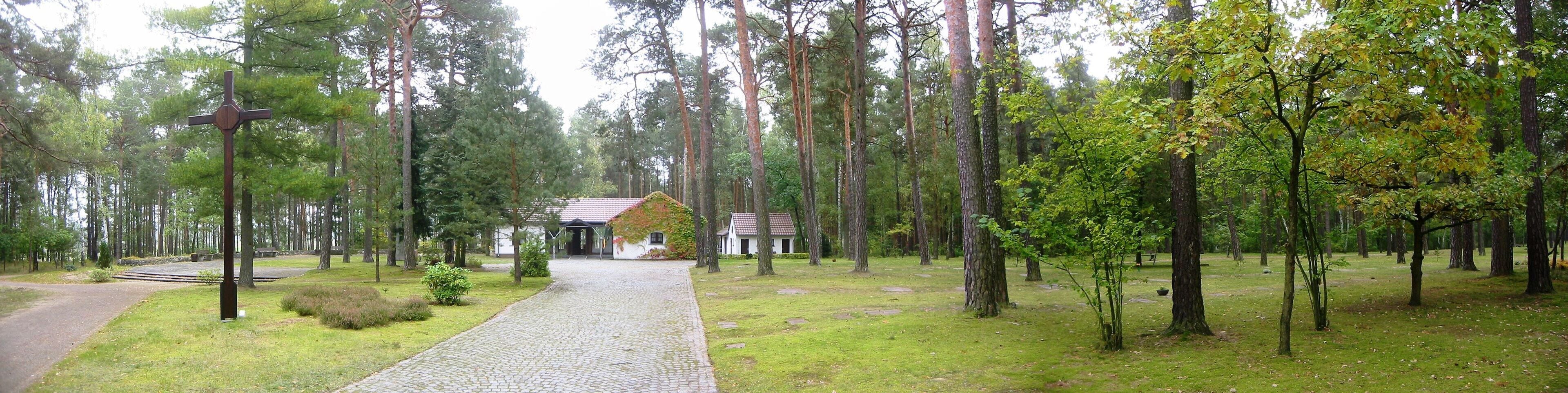 Waldfriedhof Halbe in der Gemeinde Halbe im Landkreis Dahme-Spreewald bei Berlin. Der Friedhof ist mit über 28.000 Opfern eine der größten Kriegsgräberstätten Deutschlands.