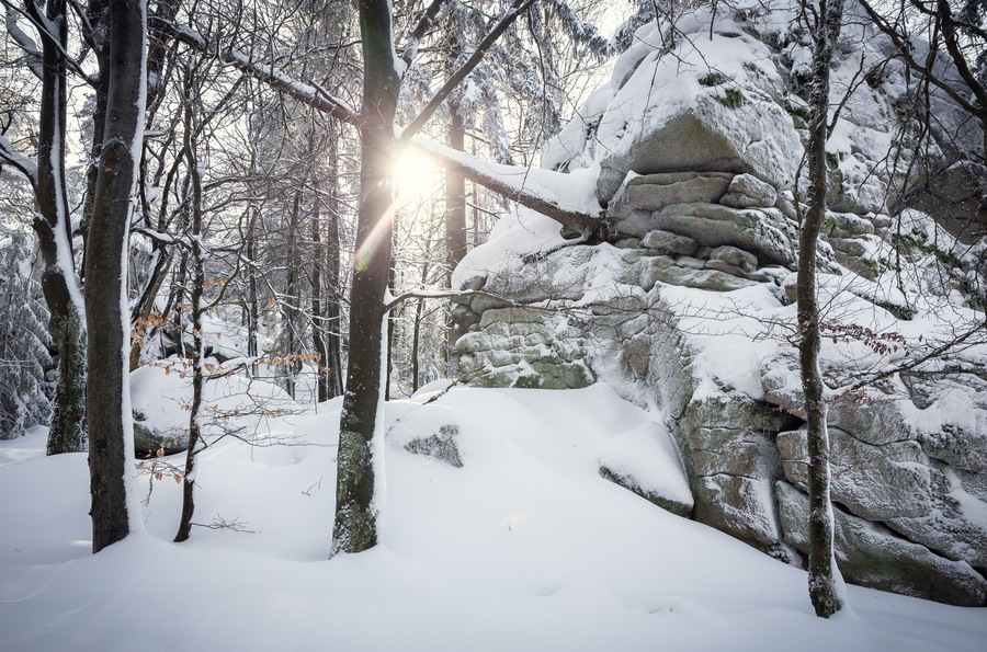 Verschneite Felsen im Naturpark Steinwald