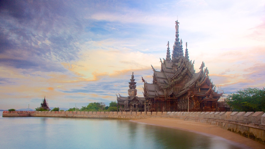 Bang Lamung showing a temple or place of worship and general coastal views