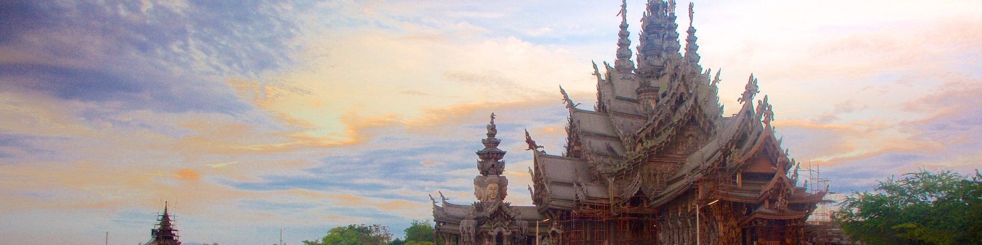 Bang Lamung showing general coastal views and a temple or place of worship