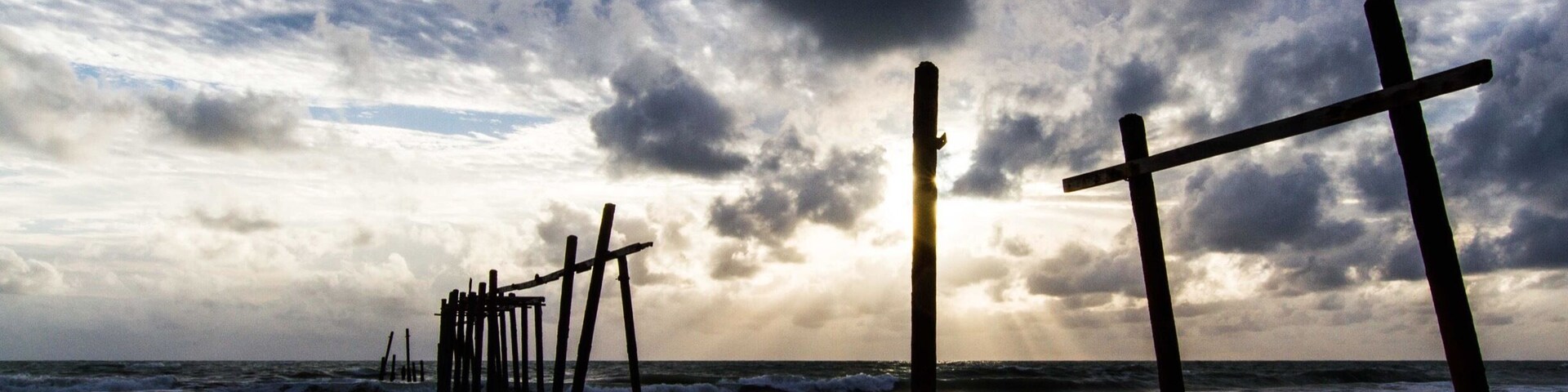 The old Pilai Pier is quite a popular place in Phang Nga Province, #Thailand 🇹🇭 when it comes to watching the #sunset, even on a #cloudy day like this one was.
#LifeAtExpedia