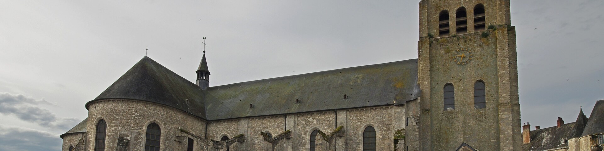 La collégiale Saint-Liphard. Bâtie à l'endroit d'un monastère sur la tombe de Saint-Liphard (✝565), l'église sera consacrée le dimanche 16 octobre 1104 en présence des l'archevêques de Tours et de Paris et de l'évêque d'Orléans, réunis lors du concile de Beaugency (concile annulant le mariage de Philippe 1er avec Berthe de Hollande, le roi vivant déjà en ménage avec Bertrade de Montfort). En réalité, il s'agissait d'une nouvelle consécration. En 1103, Léon (Lionel, Léonel) de Meung, un vassal rebel de l’évêque d’Orléans, se retrancha dans la tour de l’église avec une soixantaine d’hommes. Louis, fils de du roi Philippe 1er, qui dès 1102, avait défait plusieurs seigneurs brigands du domaine royal, élimine en 1103 le seigneur de Meung, Léon, vassal indocile de l'évêque d'Orléans. Louis, futur Louis VI le gros, avait été associé au pouvoir par son père depuis 1100. Pour effacer la souillure de la présence d'hommes armés dans l'église, Jean, évêque d’Orléans fit une nouvelle consécration de l’église Saint-Liphard en 1104. The church of Saint-Liphard Built on the site of a monastery on the tomb of Saint-Liphard (✝ 565), the church will be dedicated Sunday, October 16, 1104 in the presence of the archbishop of Tours and Paris and Bishop of Orleans , gathered at the council of Beaugency (council annulling the marriage of Philippe Berthe first with Holland, the king already living in households with Bertrade de Montfort). In reality, there was a rededication. In 1103, Leo (Lionel Léonel) Meung, a rebel vassal of the Bishop of Orleans, entrenched in the tower of the church with sixty men. Louis, son of King Philip 1, which from 1102 had defeated several brigands lords of the royal domain, eliminating in 1103 the lord of Meung, Leon, rebellious vassal of the Bishop of Orleans. Louis, the future Louis VI the fat, was associated with power by his father since 1100. To erase the stain of the presence of armed men in the church, John, bishop of Orleans made a rededication of the church Saint-Liphard in 1104.