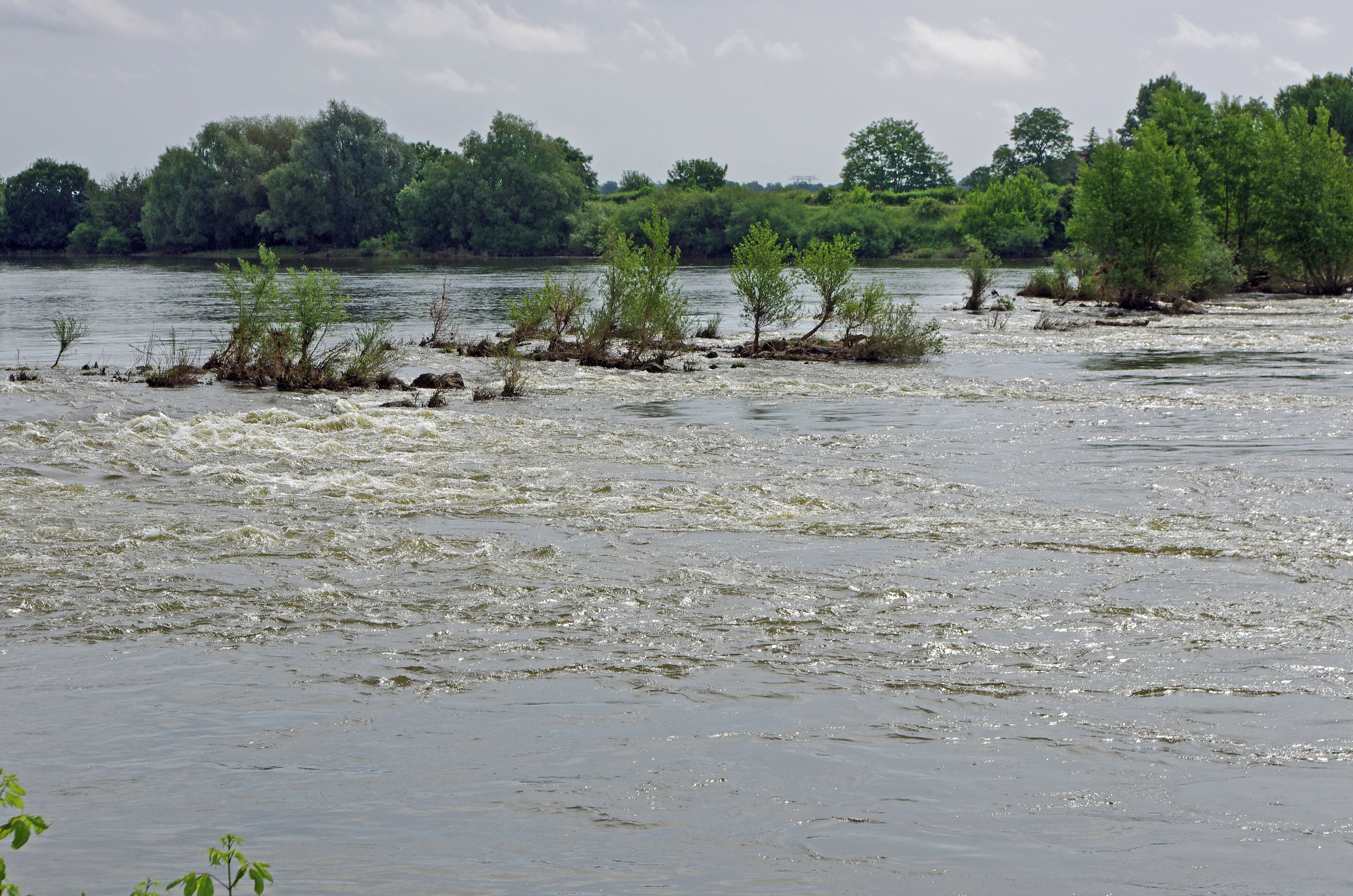 Restes de l'ancien pont de Meung-sur-Loire. Mercredi 15 juin 1429. "le Duc Jean II d'Alençon, comme lieutenant général de l'armée du Roi, accompagné de la Pucelle, de messire Louis de Bourbon, comte de Vendôme, d'autres seigneurs, capitaines et gens en armes en grand nombre tant à pied qu'à cheval, partirent d'Orléans avec une importante quantité de vivres, de charrue et d'artillerie, le mercredi 15 du mois de juin, pour aller mettre le siège devant Beaugency, mais en voyant le pont de Meung-sur-Loire, combien les anglais l'avaient fortifiés et fortement défendu par des vaillant combattants, qui tentaient de bien le défendre. Malgré cette défense, le pont fut pris dans l'assaut, sans guère retarder l'armée."
