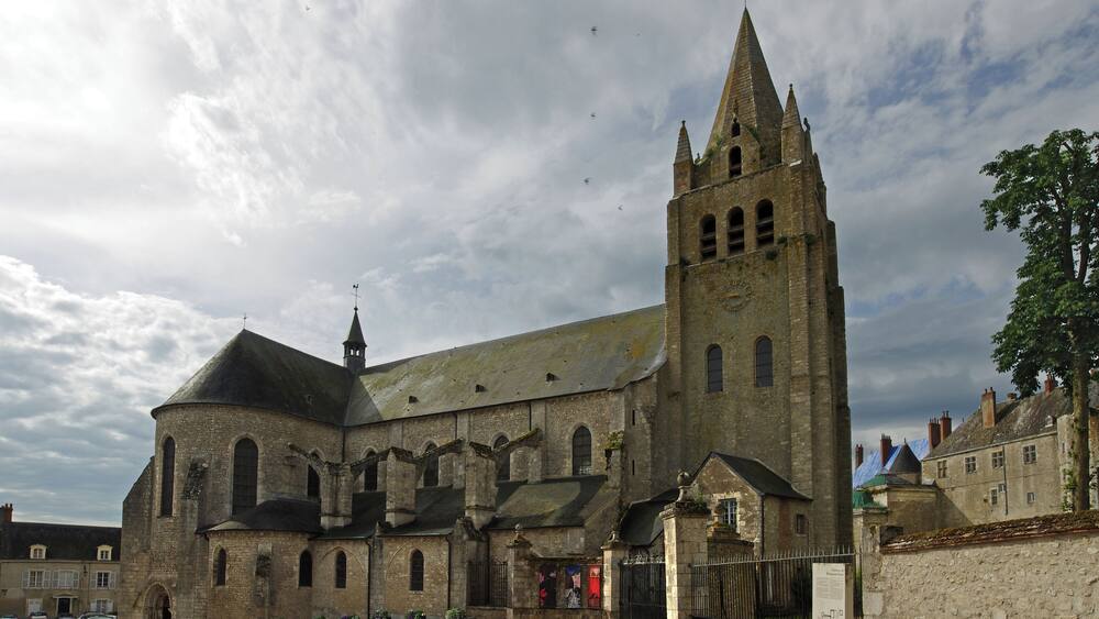 La collĂ©giale Saint-Liphard. BĂątie Ă l'endroit d'un monastĂšre sur la tombe de Saint-Liphard (â565), l'Ă©glise sera consacrĂ©e le dimanche 16 octobre 1104 en prĂ©sence des l'archevĂȘques de Tours et de Paris et de l'Ă©vĂȘque d'OrlĂ©ans, rĂ©unis lors du concile de Beaugency (concile annulant le mariage de Philippe 1er avec Berthe de Hollande, le roi vivant dĂ©jĂ en mĂ©nage avec Bertrade de Montfort). En rĂ©alitĂ©, il s'agissait d'une nouvelle consĂ©cration. En 1103, LĂ©on (Lionel, LĂ©onel) de Meung, un vassal rebel de lâĂ©vĂȘque dâOrlĂ©ans, se retrancha dans la tour de lâĂ©glise avec une soixantaine dâhommes. Louis, fils de du roi Philippe 1er, qui dĂšs 1102, avait dĂ©fait plusieurs seigneurs brigands du domaine royal, Ă©limine en 1103 le seigneur de Meung, LĂ©on, vassal indocile de l'Ă©vĂȘque d'OrlĂ©ans. Louis, futur Louis VI le gros, avait Ă©tĂ© associĂ© au pouvoir par son pĂšre depuis 1100. Pour effacer la souillure de la prĂ©sence d'hommes armĂ©s dans l'Ă©glise, Jean, Ă©vĂȘque dâOrlĂ©ans fit une nouvelle consĂ©cration de lâĂ©glise Saint-Liphard en 1104. The church of Saint-Liphard Built on the site of a monastery on the tomb of Saint-Liphard (â 565), the church will be dedicated Sunday, October 16, 1104 in the presence of the archbishop of Tours and Paris and Bishop of Orleans , gathered at the council of Beaugency (council annulling the marriage of Philippe Berthe first with Holland, the king already living in households with Bertrade de Montfort). In reality, there was a rededication. In 1103, Leo (Lionel LĂ©onel) Meung, a rebel vassal of the Bishop of Orleans, entrenched in the tower of the church with sixty men. Louis, son of King Philip 1, which from 1102 had defeated several brigands lords of the royal domain, eliminating in 1103 the lord of Meung, Leon, rebellious vassal of the Bishop of Orleans. Louis, the future Louis VI the fat, was associated with power by his father since 1100. To erase the stain of the presence of armed men in the church, John, bishop of Orleans made a rededication of the church Saint-Liphard in 1104.