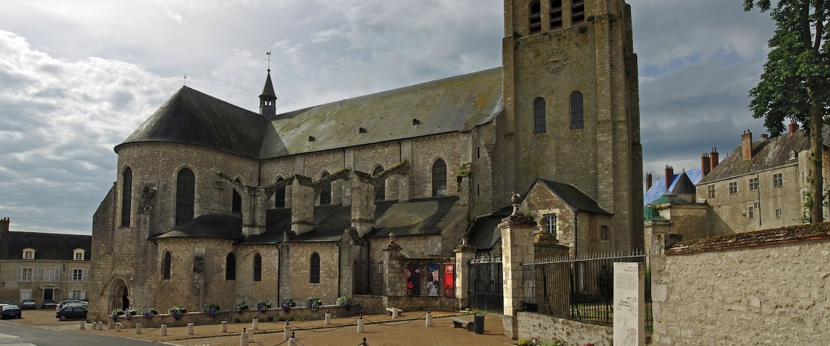 La collĂ©giale Saint-Liphard. BĂątie Ă  l'endroit d'un monastĂšre sur la tombe de Saint-Liphard (â565), l'Ă©glise sera consacrĂ©e le dimanche 16 octobre 1104 en prĂ©sence des l'archevĂȘques de Tours et de Paris et de l'Ă©vĂȘque d'OrlĂ©ans, rĂ©unis lors du concile de Beaugency (concile annulant le mariage de Philippe 1er avec Berthe de Hollande, le roi vivant dĂ©jĂ  en mĂ©nage avec Bertrade de Montfort). En rĂ©alitĂ©, il s'agissait d'une nouvelle consĂ©cration. En 1103, LĂ©on (Lionel, LĂ©onel) de Meung, un vassal rebel de lâĂ©vĂȘque dâOrlĂ©ans, se retrancha dans la tour de lâĂ©glise avec une soixantaine dâhommes. Louis, fils de du roi Philippe 1er, qui dĂšs 1102, avait dĂ©fait plusieurs seigneurs brigands du domaine royal, Ă©limine en 1103 le seigneur de Meung, LĂ©on, vassal indocile de l'Ă©vĂȘque d'OrlĂ©ans. Louis, futur Louis VI le gros, avait Ă©tĂ© associĂ© au pouvoir par son pĂšre depuis 1100. Pour effacer la souillure de la prĂ©sence d'hommes armĂ©s dans l'Ă©glise, Jean, Ă©vĂȘque dâOrlĂ©ans fit une nouvelle consĂ©cration de lâĂ©glise Saint-Liphard en 1104. The church of Saint-Liphard Built on the site of a monastery on the tomb of Saint-Liphard (â 565), the church will be dedicated Sunday, October 16, 1104 in the presence of the archbishop of Tours and Paris and Bishop of Orleans , gathered at the council of Beaugency (council annulling the marriage of Philippe Berthe first with Holland, the king already living in households with Bertrade de Montfort). In reality, there was a rededication. In 1103, Leo (Lionel LĂ©onel) Meung, a rebel vassal of the Bishop of Orleans, entrenched in the tower of the church with sixty men. Louis, son of King Philip 1, which from 1102 had defeated several brigands lords of the royal domain, eliminating in 1103 the lord of Meung, Leon, rebellious vassal of the Bishop of Orleans. Louis, the future Louis VI the fat, was associated with power by his father since 1100. To erase the stain of the presence of armed men in the church, John, bishop of Orleans made a rededication of the church Saint-Liphard in 1104.