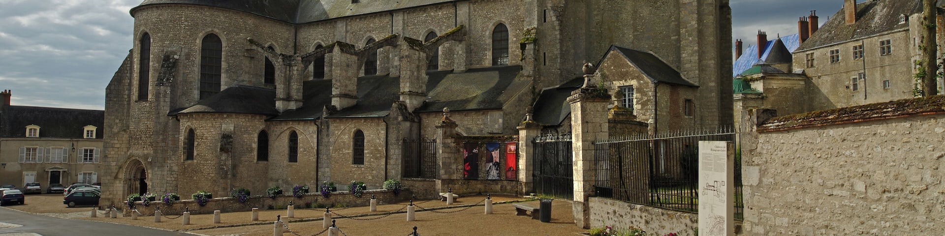 La collĂ©giale Saint-Liphard. BĂątie Ă l'endroit d'un monastĂšre sur la tombe de Saint-Liphard (â565), l'Ă©glise sera consacrĂ©e le dimanche 16 octobre 1104 en prĂ©sence des l'archevĂȘques de Tours et de Paris et de l'Ă©vĂȘque d'OrlĂ©ans, rĂ©unis lors du concile de Beaugency (concile annulant le mariage de Philippe 1er avec Berthe de Hollande, le roi vivant dĂ©jĂ en mĂ©nage avec Bertrade de Montfort). En rĂ©alitĂ©, il s'agissait d'une nouvelle consĂ©cration. En 1103, LĂ©on (Lionel, LĂ©onel) de Meung, un vassal rebel de lâĂ©vĂȘque dâOrlĂ©ans, se retrancha dans la tour de lâĂ©glise avec une soixantaine dâhommes. Louis, fils de du roi Philippe 1er, qui dĂšs 1102, avait dĂ©fait plusieurs seigneurs brigands du domaine royal, Ă©limine en 1103 le seigneur de Meung, LĂ©on, vassal indocile de l'Ă©vĂȘque d'OrlĂ©ans. Louis, futur Louis VI le gros, avait Ă©tĂ© associĂ© au pouvoir par son pĂšre depuis 1100. Pour effacer la souillure de la prĂ©sence d'hommes armĂ©s dans l'Ă©glise, Jean, Ă©vĂȘque dâOrlĂ©ans fit une nouvelle consĂ©cration de lâĂ©glise Saint-Liphard en 1104. The church of Saint-Liphard Built on the site of a monastery on the tomb of Saint-Liphard (â 565), the church will be dedicated Sunday, October 16, 1104 in the presence of the archbishop of Tours and Paris and Bishop of Orleans , gathered at the council of Beaugency (council annulling the marriage of Philippe Berthe first with Holland, the king already living in households with Bertrade de Montfort). In reality, there was a rededication. In 1103, Leo (Lionel LĂ©onel) Meung, a rebel vassal of the Bishop of Orleans, entrenched in the tower of the church with sixty men. Louis, son of King Philip 1, which from 1102 had defeated several brigands lords of the royal domain, eliminating in 1103 the lord of Meung, Leon, rebellious vassal of the Bishop of Orleans. Louis, the future Louis VI the fat, was associated with power by his father since 1100. To erase the stain of the presence of armed men in the church, John, bishop of Orleans made a rededication of the church Saint-Liphard in 1104.