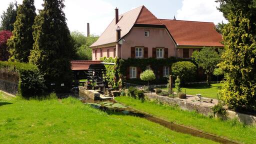 Alsace, Bas-Rhin, Wasselonne, Moulin sur la Mossig, vu à partir de la rue de la Poste.