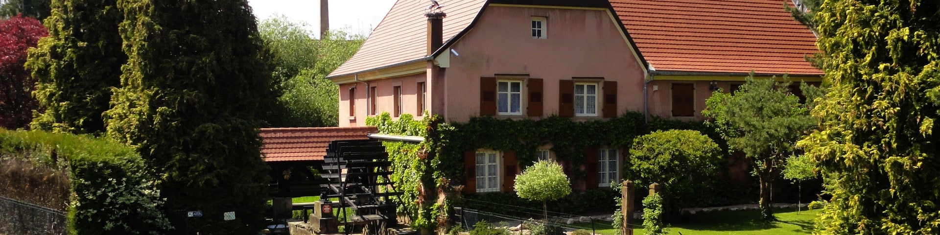 Alsace, Bas-Rhin, Wasselonne, Moulin sur la Mossig, vu à partir de la rue de la Poste.