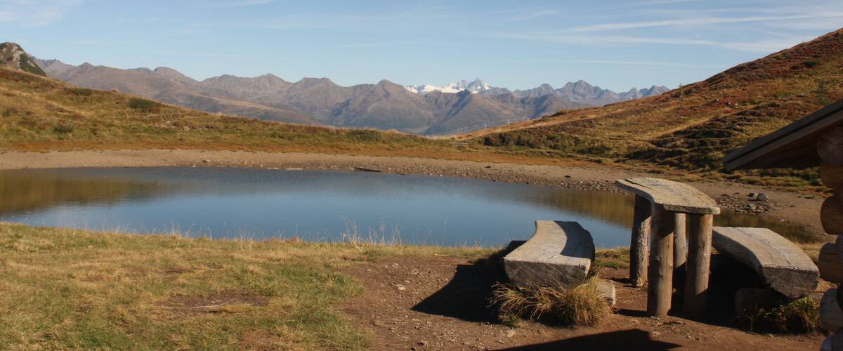 A lake surrounded by mountains with a clear sky.