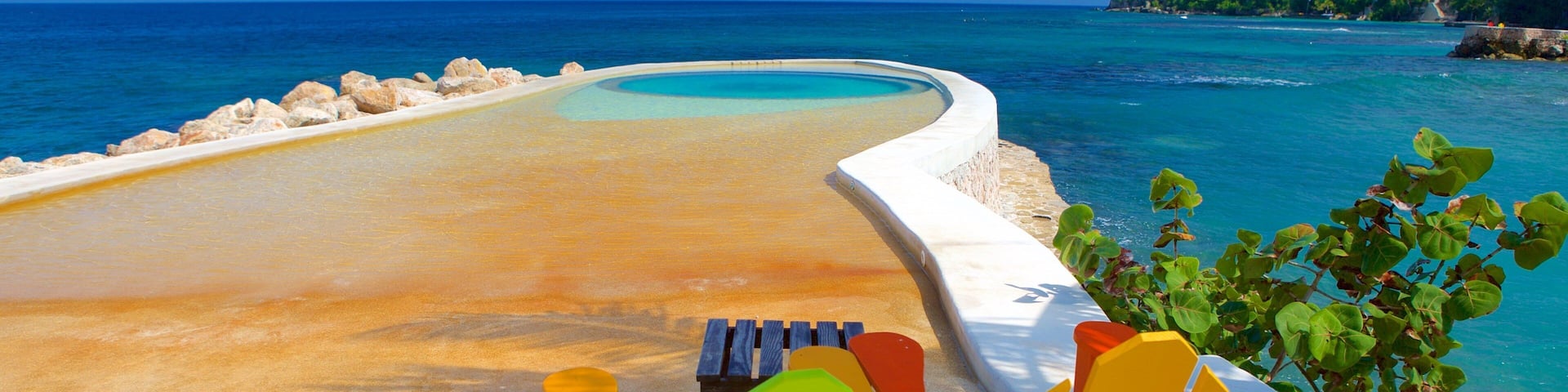 Boscobel caracterizando uma piscina, um hotel de luxo ou resort e paisagens litorâneas