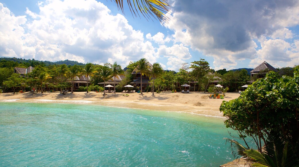 Boscobel que incluye una playa de arena, escenas tropicales y una ciudad costera