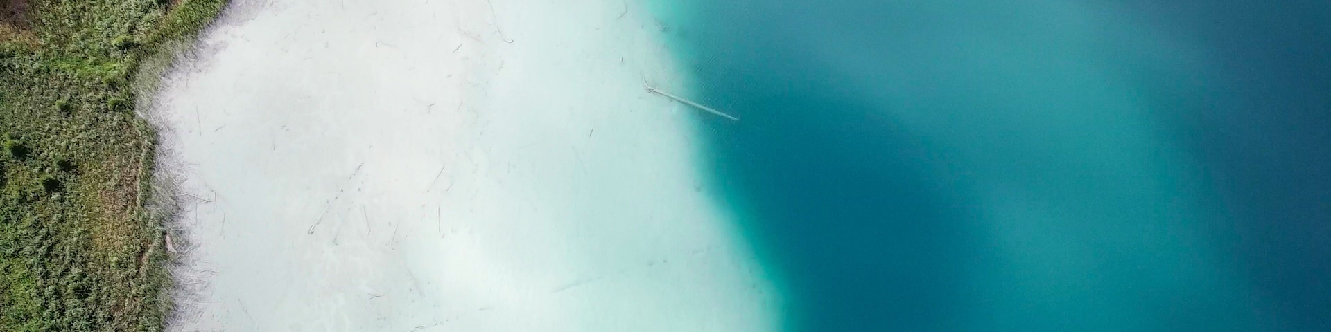 Una playa de arena blanca y agua turquesa cristalina.