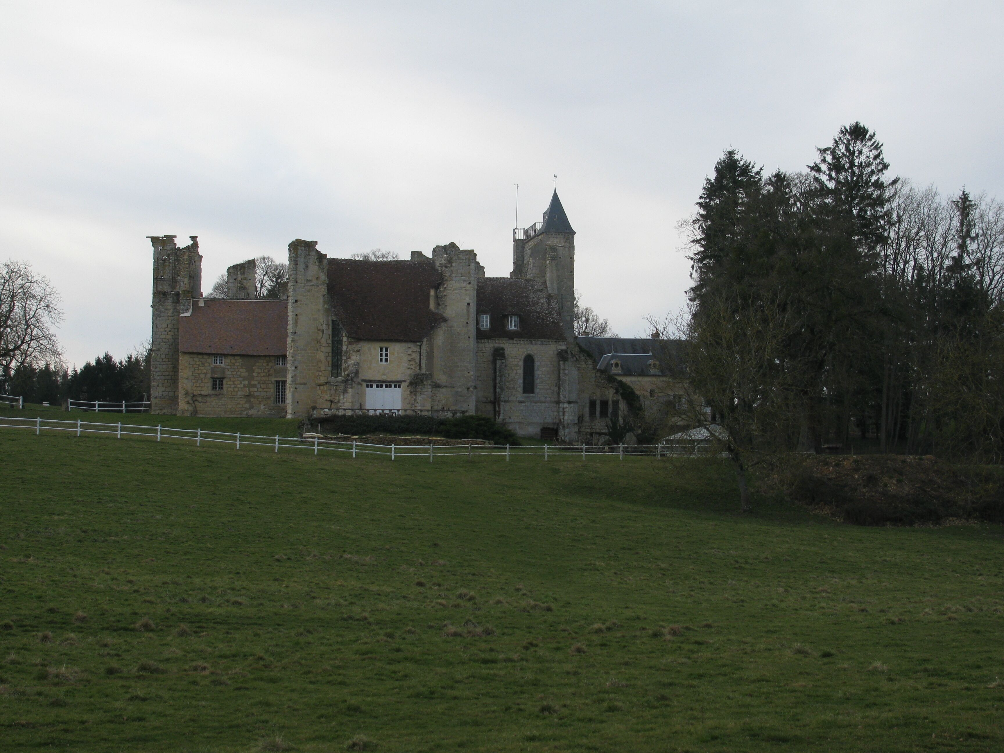 L'église ruinée du prieuré de l'épeau, Nièvre, France.