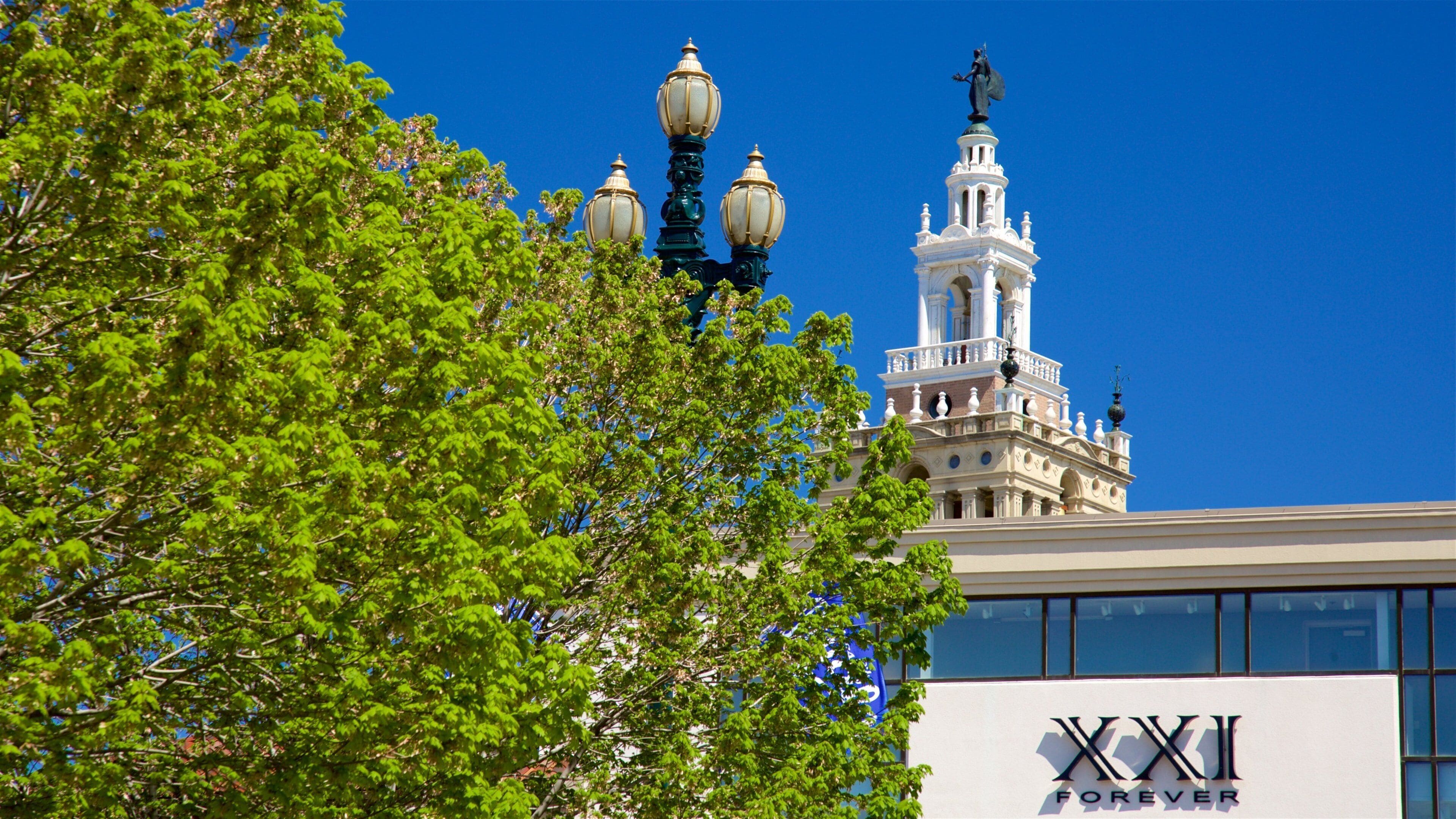 Country Club Plaza som viser skilt og historisk arkitektur