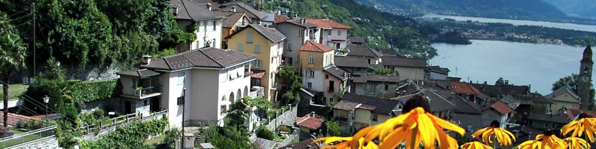 Ronco sopra Ascona am Lago Maggiore im Schweizer Kanton Tessin.Ganz im Hintergrund liegt Ascona und Locarno.