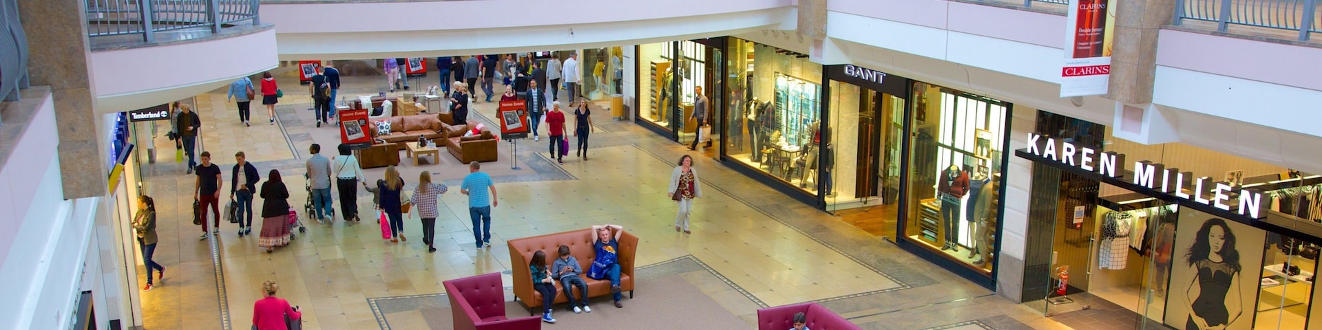 Bluewater Shopping Centre que inclui vistas internas e compras assim como um grande grupo de pessoas