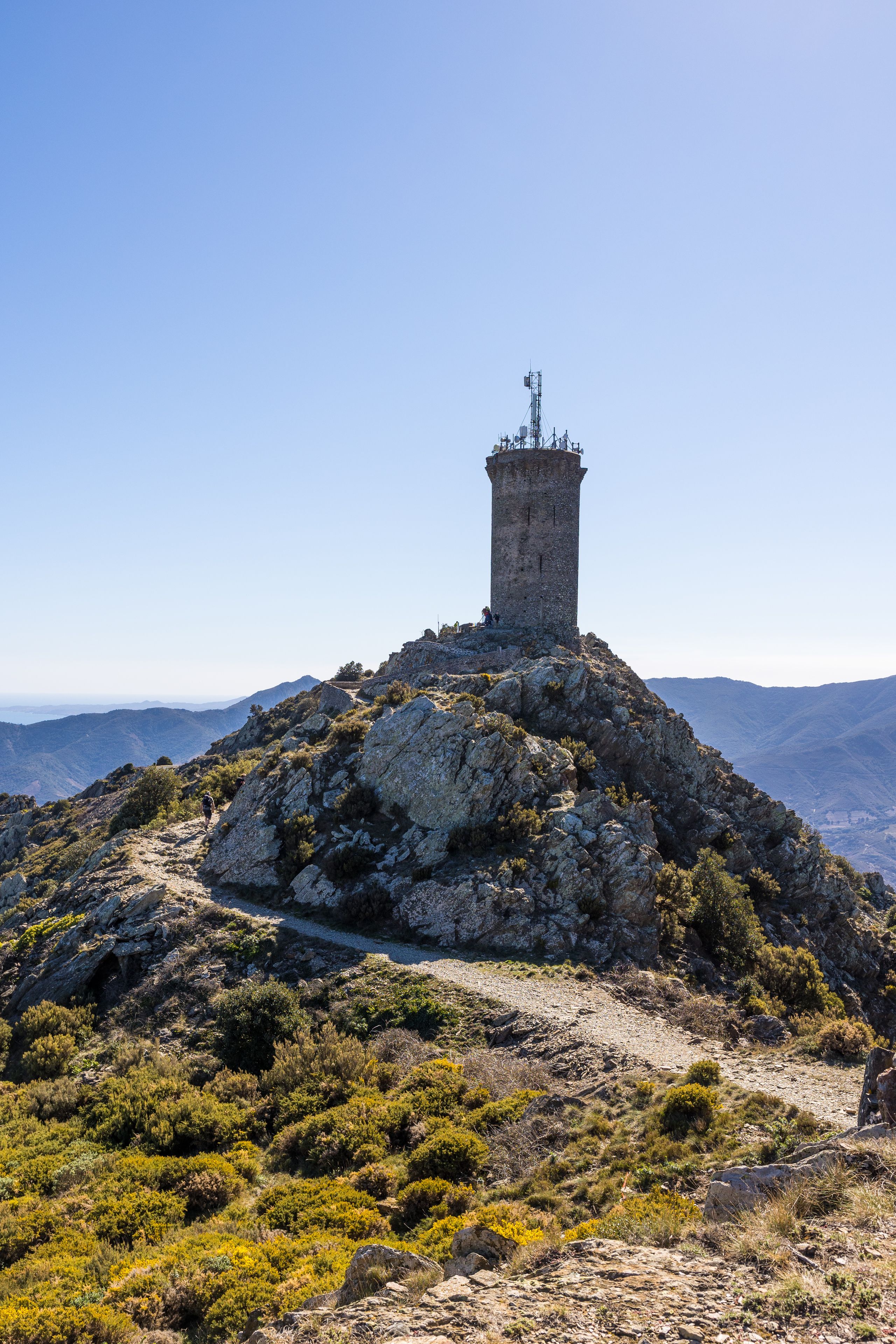 Vue sur la Tour Madeloc à 650 mètres de hauteur dans le massif des Albères (Occitanie, France)