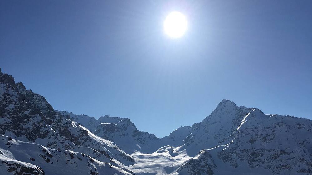 First runs on a stunning day in Verbier, Winter 2016.
No better place to be, on a day like this, after fresh powder fell the night before!