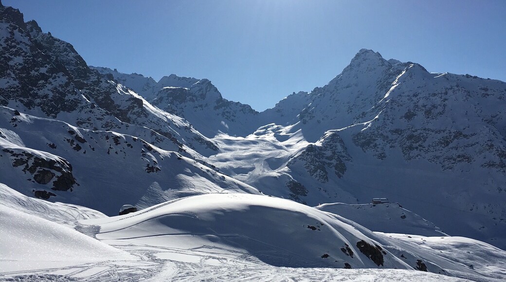 First runs on a stunning day in Verbier, Winter 2016.
No better place to be, on a day like this, after fresh powder fell the night before!