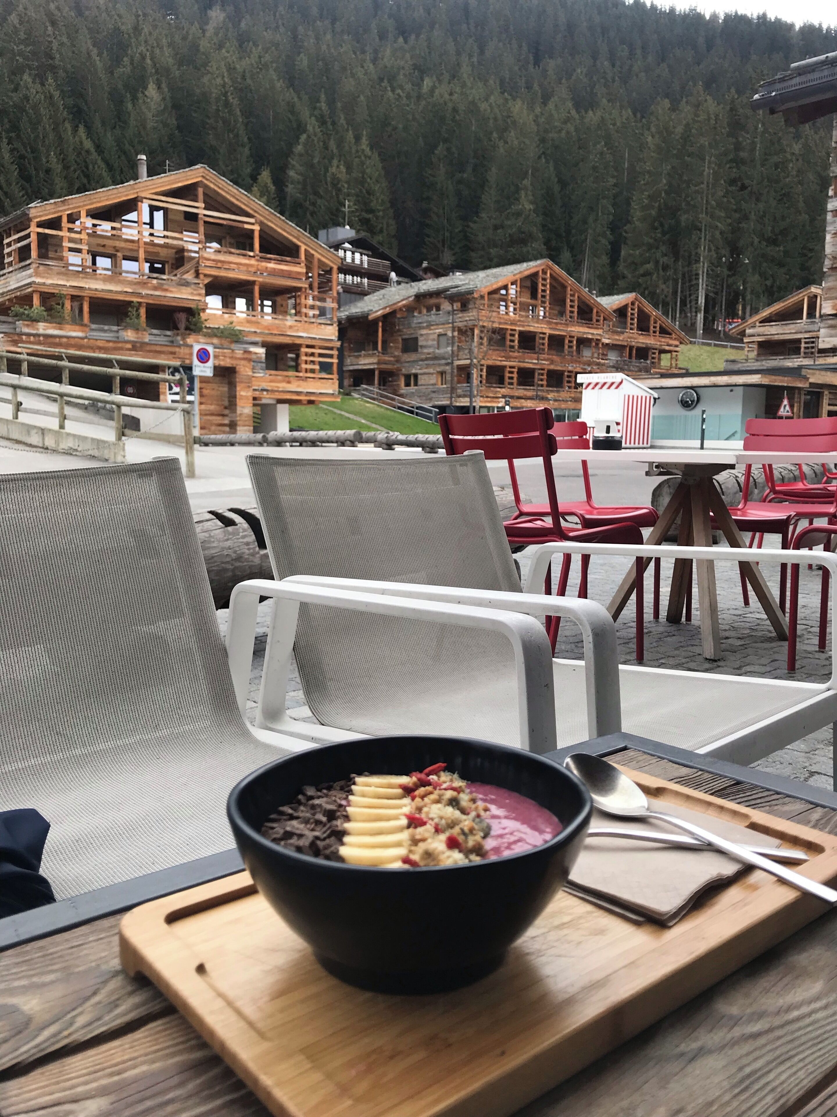 Smoothie bowl and chalets