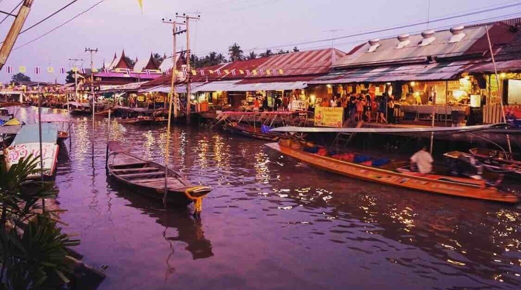 A very relaxing river tour and a great opportunity too for us to experience the life on a floating market among the locals