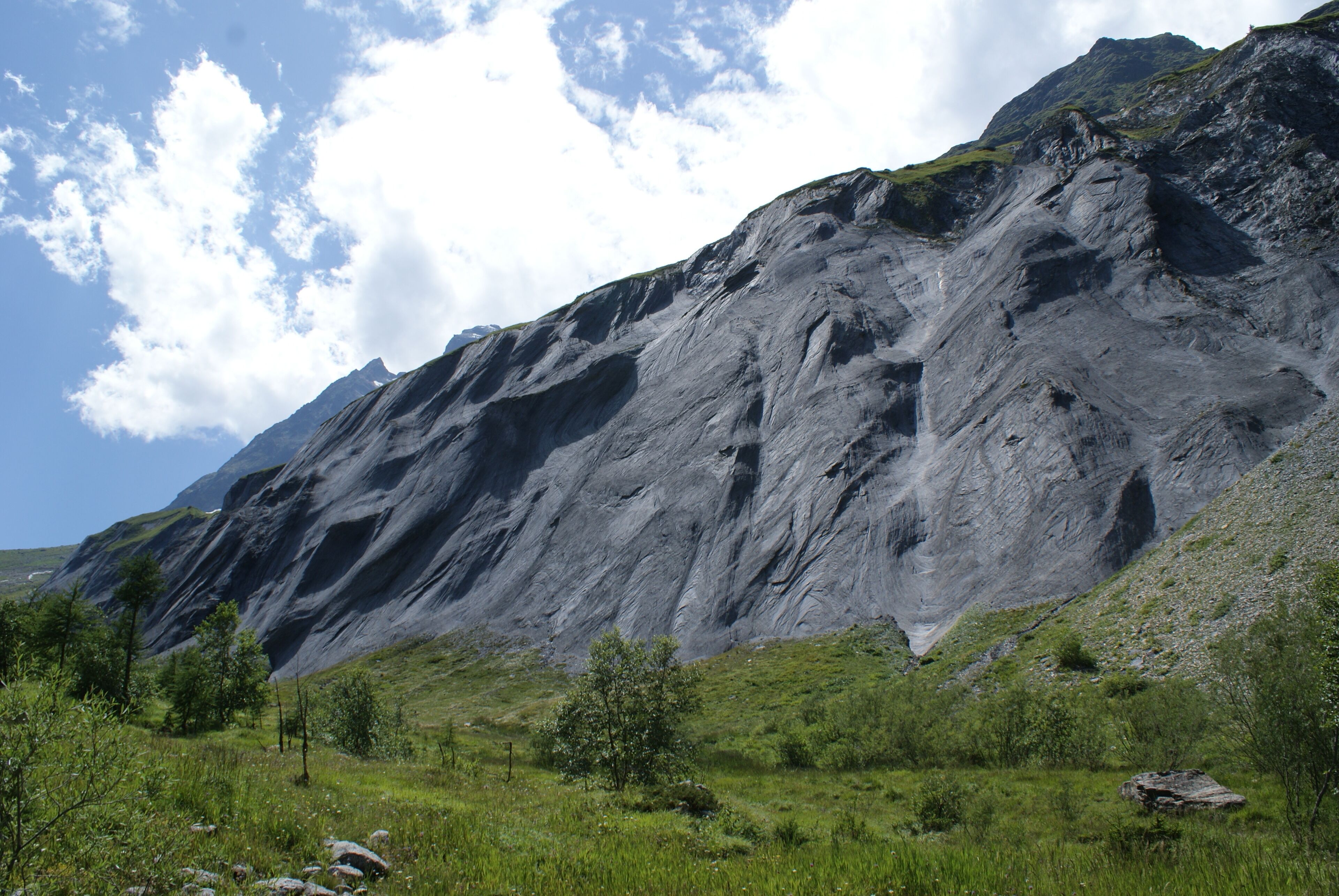 Offene Gesteinsfläche bei La Fouly. Das Gestein verwittert ausserordentlich schnell und ist von mehreren Bächen durchschnitten.