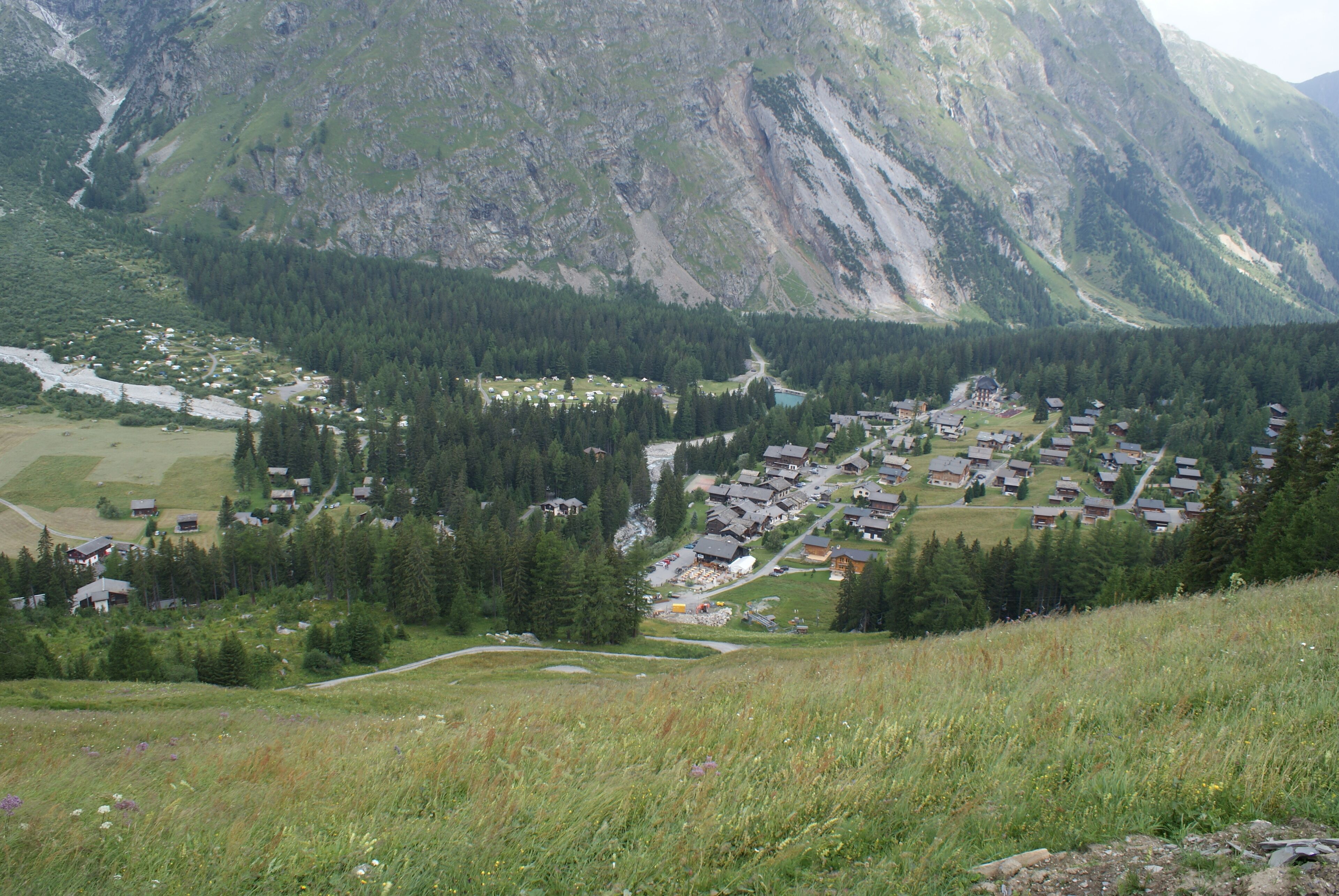 Blick auf La Fouly von Süden. La Fouly liegt in der Gemeinde Orsières, Kanton Wallis, Schweiz.