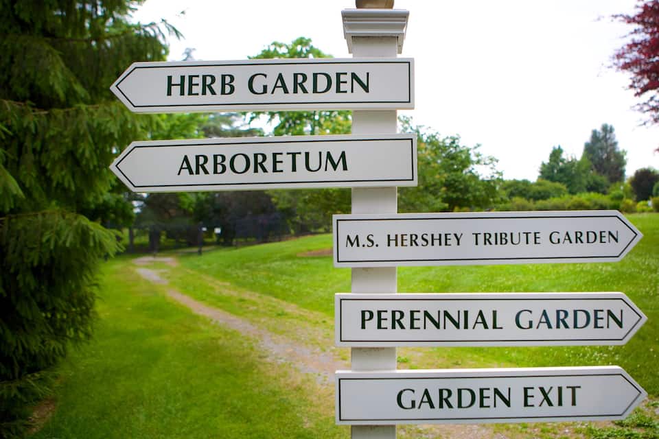 Um sinalizador com indicações para vários jardins.