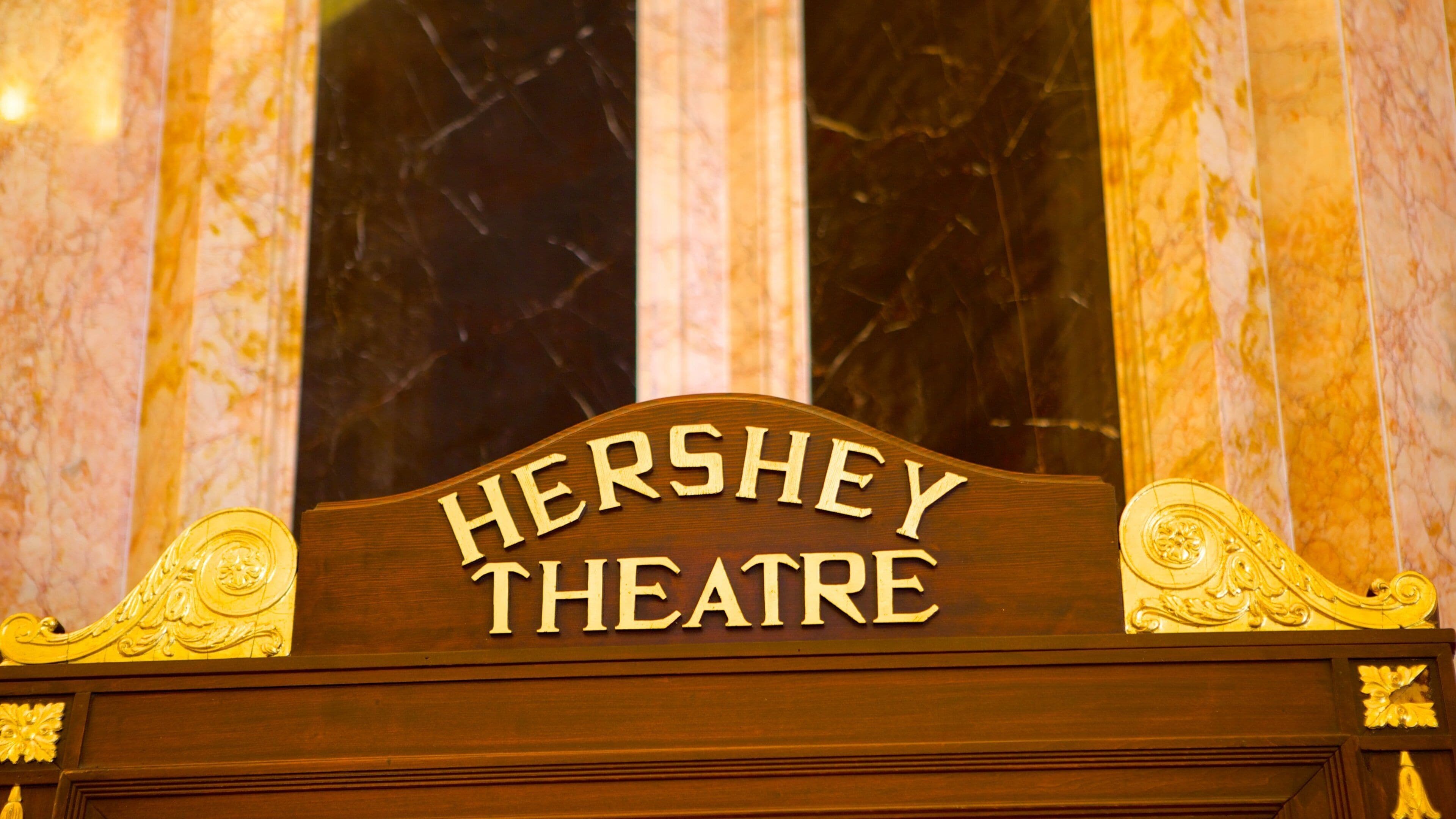 Une enseigne pour le Hershey Theatre, ornée de motifs dorés complexes.